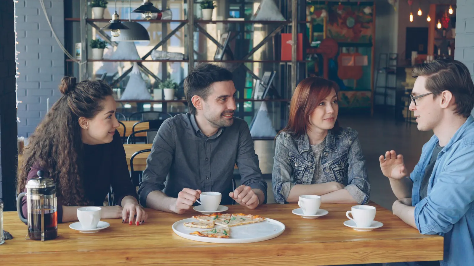 Des amis autour d'une table dans un café